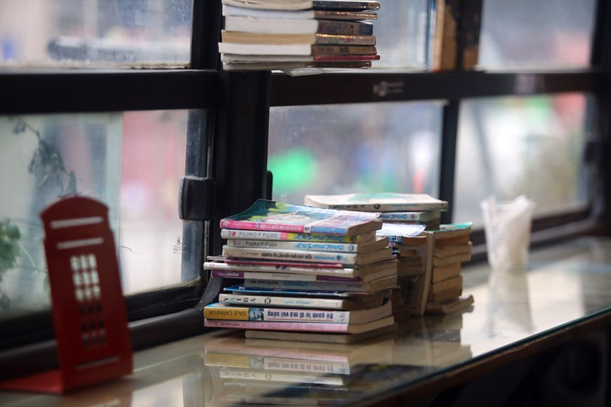  Le café est comme une petite bibliothèque avec beaucoup de livres pour tous les âges.