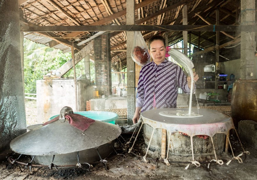 Le matin, les visiteurs peuvent visiter le village de fabrication de nouilles de riz (Hu tiêu) chez les familles rurales. Photo: Vietnam+