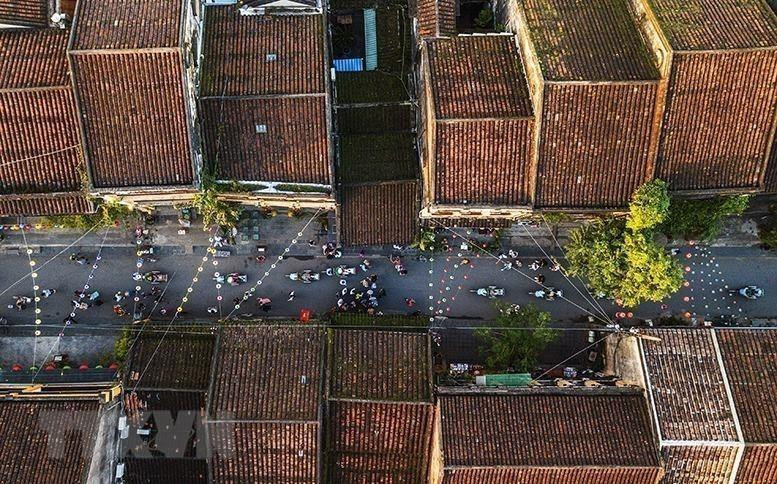  Ses bâtiments et la disposition de ses rues reflètent les traditions autochtones aussi bien que les influences étrangères. 