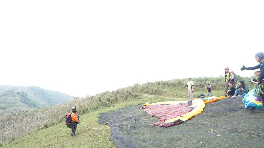 Les femmes, elles aussi se passionnent pour le parapente. Photo: Vietnam+