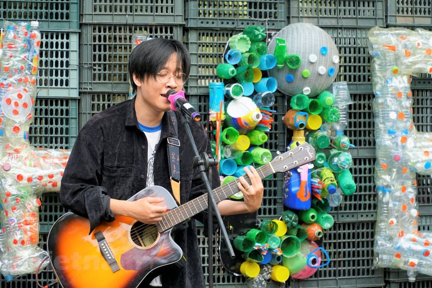 Une performane de l’artiste Thang issu du groupe Ngot Band. Photo: Vietnam+