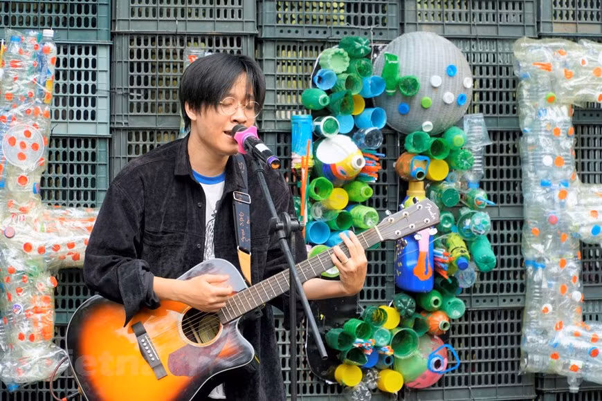 Une performane de l’artiste Thang issu du groupe Ngot Band. Photo: Vietnam+