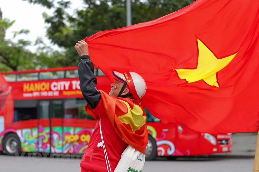 Drapeau national flottant au vent dans de nombreuses rues de Hanoï. Photo: Vietnam+