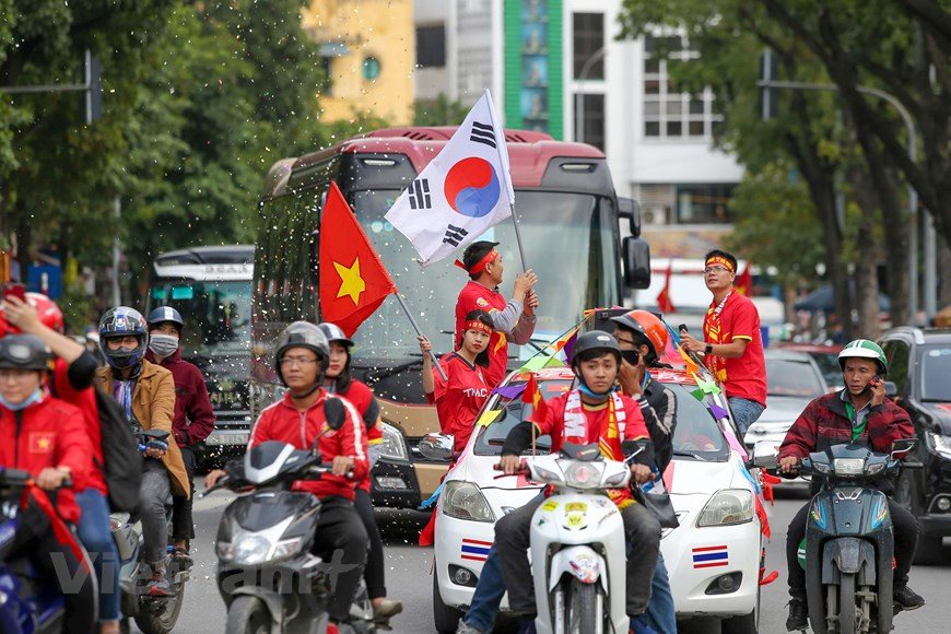 Des fans ont défilé autour du lac Hoan Kiem et du Mausolée du Président HO Chi Minh avant d'arriver au stade national de My Dinh. Photo: Vietnam+