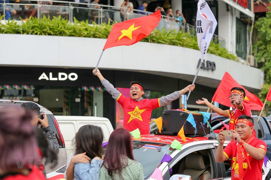 Des fans espèrent que l'équipe vietnamienne pourra remporter la victoire. Photo: Vietnam+