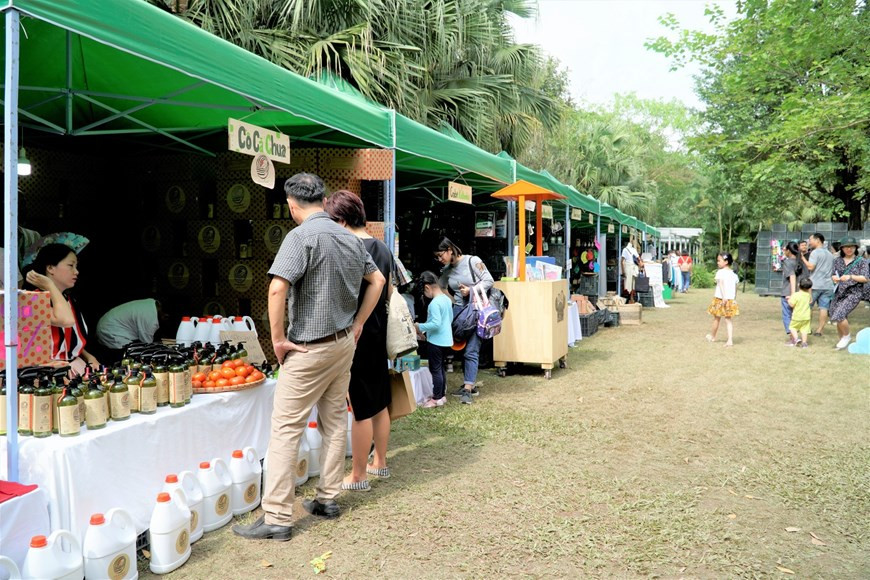 KHOE Creative Festival 2019 abrite également plus de 20 stands exposant des produits de consommation biologiques et des produits respectueux de l'environnement. Photo: Vietnam+