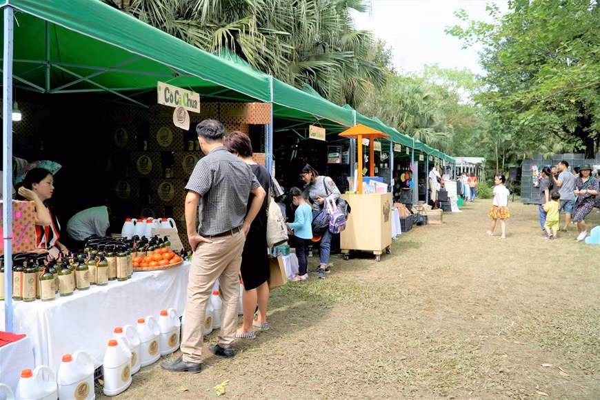 KHOE Creative Festival 2019 abrite également plus de 20 stands exposant des produits de consommation biologiques et des produits respectueux de l'environnement. Photo: Vietnam+