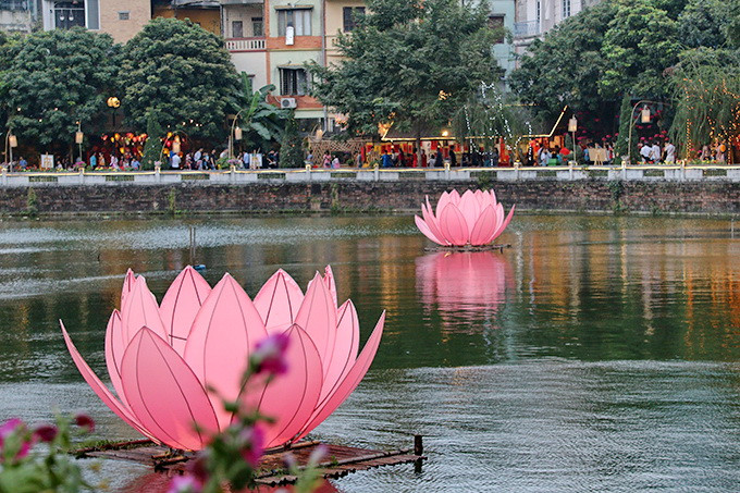 La rue des lettrés calligraphes du Temple de la Littérature (Van Miêu-Quôc Tu Giam) à Hanoi s'est tenue pendant les premiers jours du Printemps, devenant l’endroit qui a attiré le plus de visiteurs vietnamiens et étrangers.