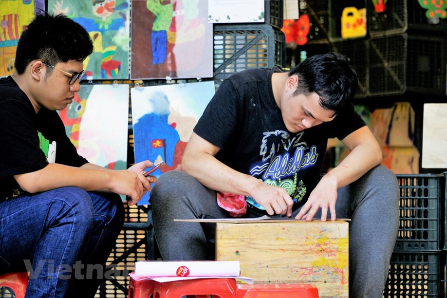 Phan Minh Duc (25 ans) est l'un des auteurs des œuvres d'art ci-dessus. Photo: Vietnam+