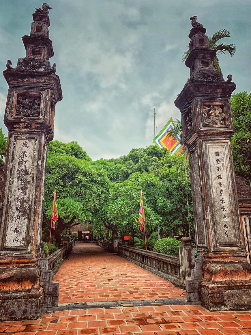 Ce temple a été construit au XIIe siècle. Les visiteurs entrent dans le temple par la porte appelée Nghi Mon. Photo: Vietnam+