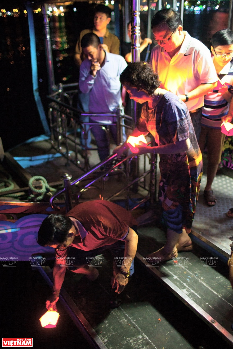  Le lâcher de lanternes de fleurs est une belle caractéristique culturelle à Hué. 