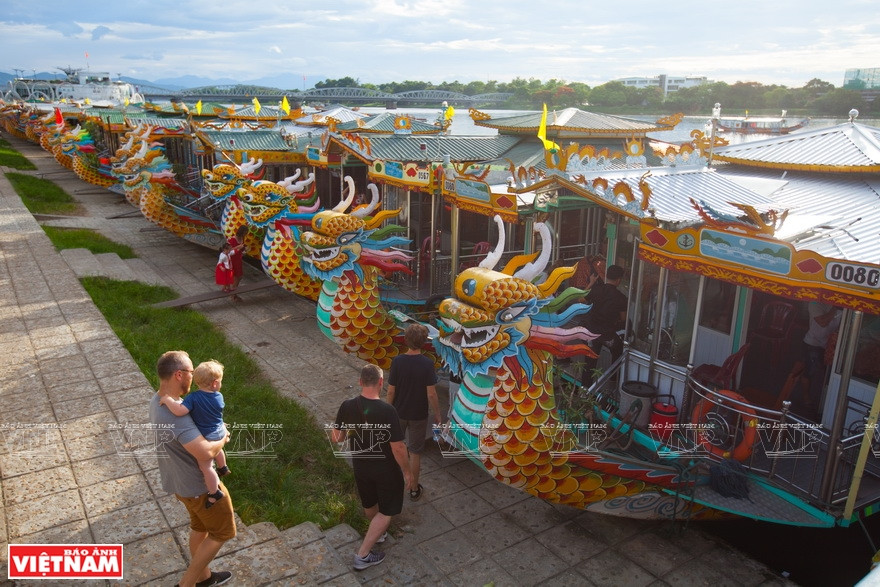  L'excursion en bateau-dragon sur la rivière Huong attire actuellement beaucoup de visiteurs vietnamiens et étrangers. 