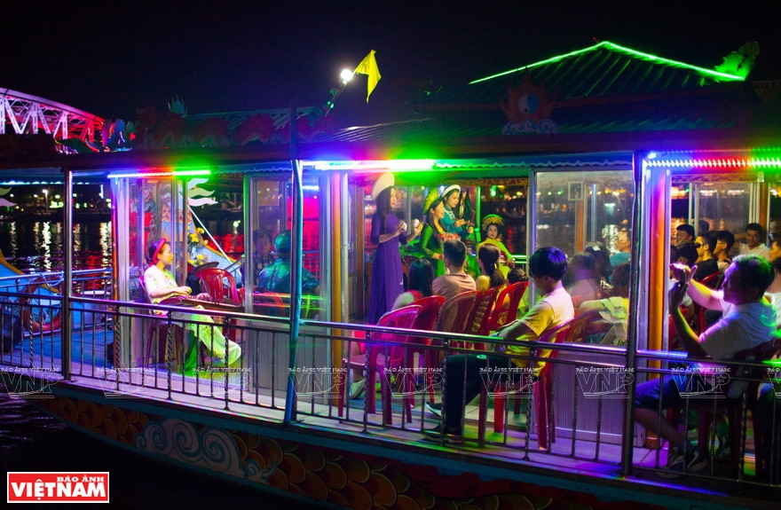  Les douces mélodies du ''ca Hué'' sont un moment fort de la croisière. 
