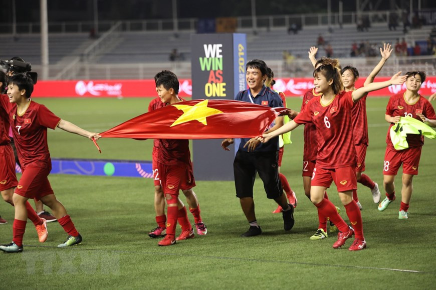 ... en battant la Thaïlande 1-0 en finale du football féminin des 30es Jeux sportifs de l’Asie du Sud-Est (SEA Games 30), dimanche 8 décembre aux Philippines. Photo: VNA