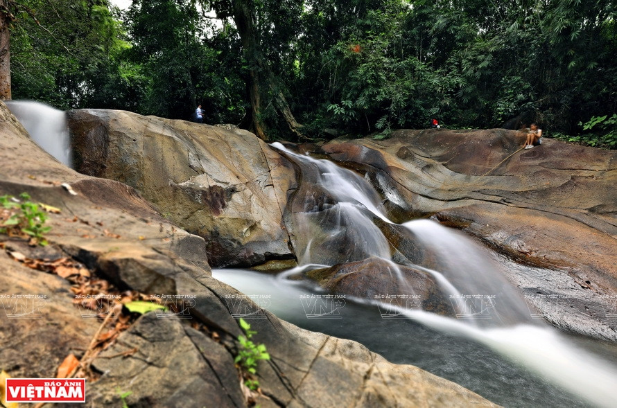 La cascade de Truot, dans le parc national de Ta Dung, coule sur des roches en granite. Photo: VNP