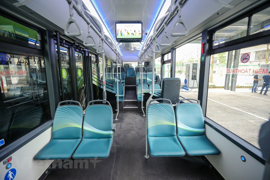 L’intérieur de ces bus électriques assez spacieux. Photo : VietnamPlus