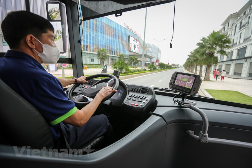  Les cameras aident les conducteurs à contrôler la sécurité de leur bus. Photo : VietnamPlus