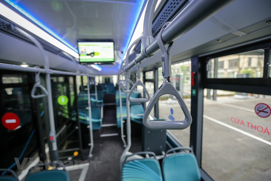 Les bus seront équipés de différentes technologies modernes pour garantir la sécurité et fournir des services pratiques aux clients, en plus du port USB et des caméras de sécurité. Photo : VietnamPlus