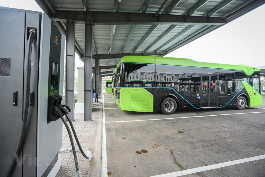VinFast a déclaré que le bloc batterie du bus électrique avait une capacité allant jusqu'à 281 kilowattheures. S'il est chargé avec une station de charge de 150 kilowatts, après seulement deux heures, il sera plein et capable de fonctionner de 220 à 260 kilomètres. Photo : VietnamPlus