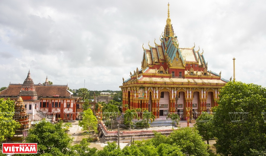 La pagode de Ghositaram a été construite en 1860 sur un terrain de quatre hectares. Sa restauration a commencé en 2001 et a duré 10 ans. Cette pagode se compose de différentes parties dans un style architectural khmer : sanctuaire, Sala-salle de culte, monastère, stupas préservant les cendres des moines… Vu de loin, le sanctuaire, la partie la plus importante, est une combinaison harmonieuse entre architecture traditionnelle du bouddhisme khmer et culture vietnamienne. Il est peint en jaune et rouge. D’une superficie de 427 m², il s’élève à une hauteur de 36 m. Photo : Vietnam Illustré (VNP)