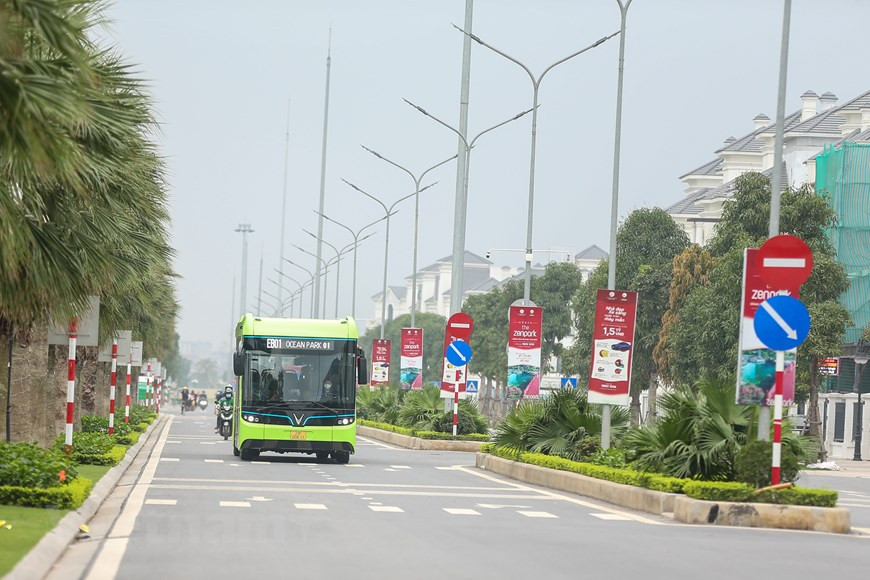 Le bus électrique de VinFast n'émet pas de fumée ou ne produit pas de bruit, de sorte que les passagers et les conducteurs ne se sentiront pas dérangés par l'odeur d'essence et le son comme les bus ordinaires. Photo : VietnamPlus