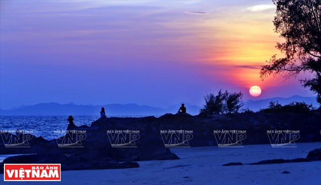  Scène romantique sur la plage Vàm Chay au coucher du soleil. A partir de juin, début de la saison touristique, cette plage est toujours très fréquentée. L'atmosphère est animée au coucher du soleil quand beaucoup de gens jouent et se baignent. Photo : VNP
