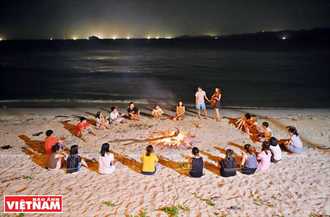 Le soir, les voyageurs se réunissent autour d’un feu de camp sur la plage. Photo : VNP
