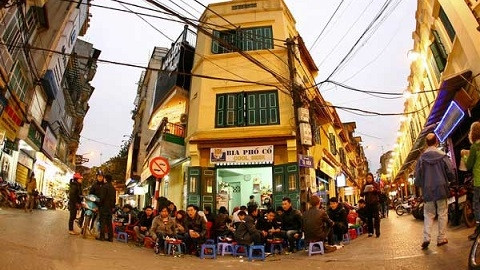 Savourer une bière fraîche dans une rue de Hanoï.