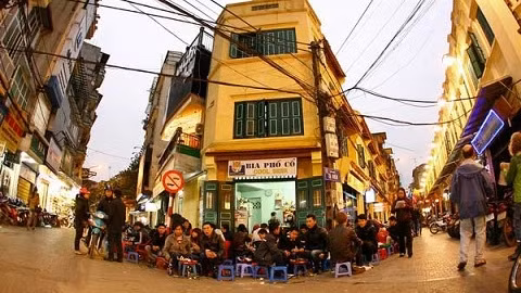 Savourer une bière fraîche dans une rue de Hanoï. 