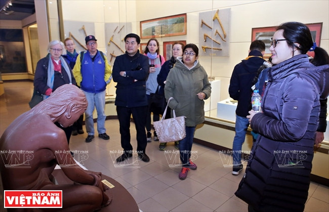  Lê Vu Hà Chi (à droite) guide des touristes dans la visite du Musée de l’Histoire du Vietnam.