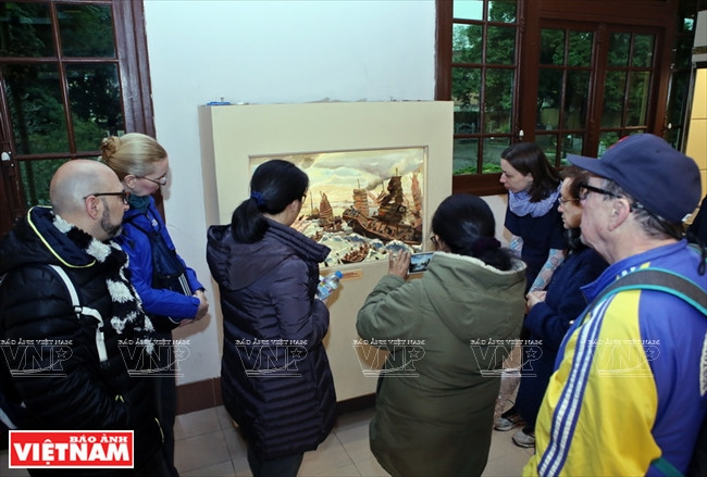  Cette peinture sur la Victoire de Bach Dang en l’an 938 impressionne les touristes.