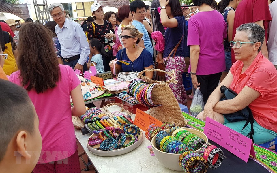  Les articles faits main ont peu suscité d'intérêt des visiteurs.