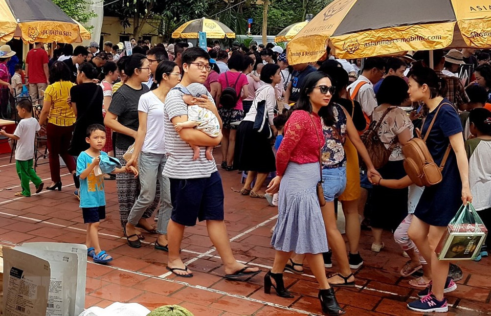  Beaucoup de familles emportent leurs enfants au marché.