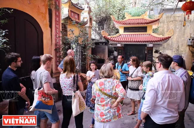  Des touristes étrangers découvrent la vie spirituelle des Vietnamiens en visitant la pagode Ly Quôc Su (à Hanoï). 