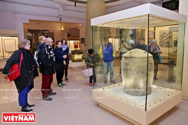  Des touristes au Musée de l’Histoire du Vietnam.