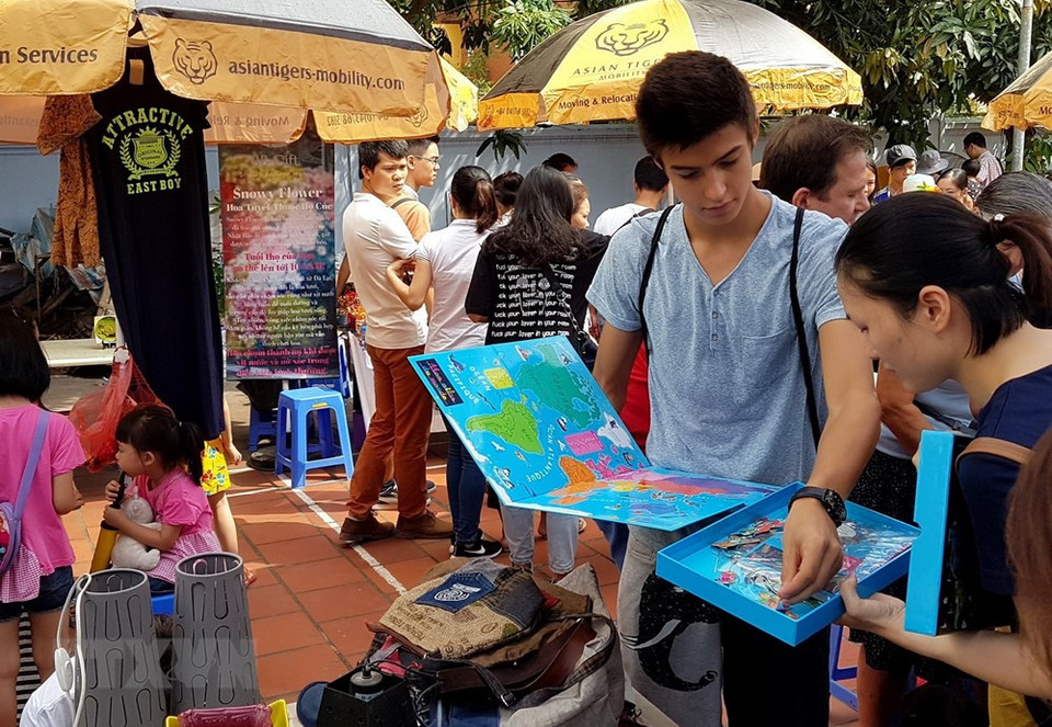  Un garçon enseigne l'utilisation de sacs pour enfants.