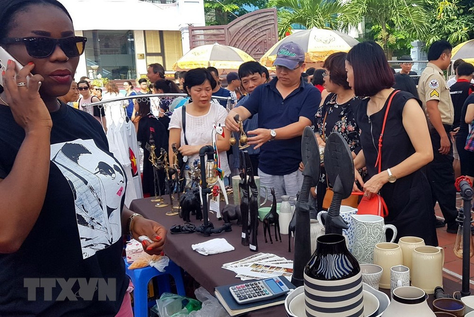  Les articles d'artisanat attirent de nombreux visiteurs.