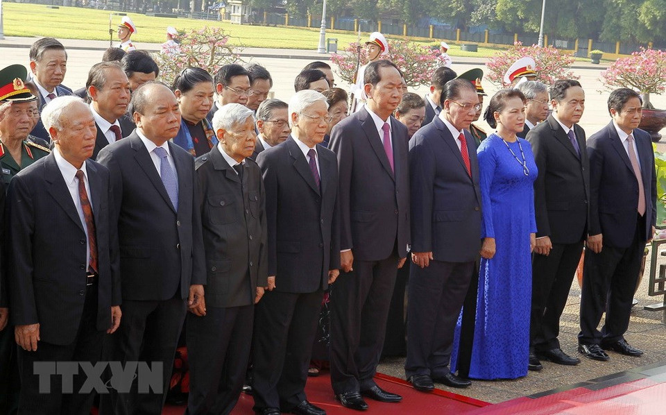 Une délégation de dirigeants du Comité central du Parti, de l'Assemblée nationale, de l'État, du gouvernement et du Comité central du Front de la Patrie du Vietnam, est allée, jeudi matin 18 mai, rendre hommage au Président Hô Chi Minh en son mausolée à Hanoï.