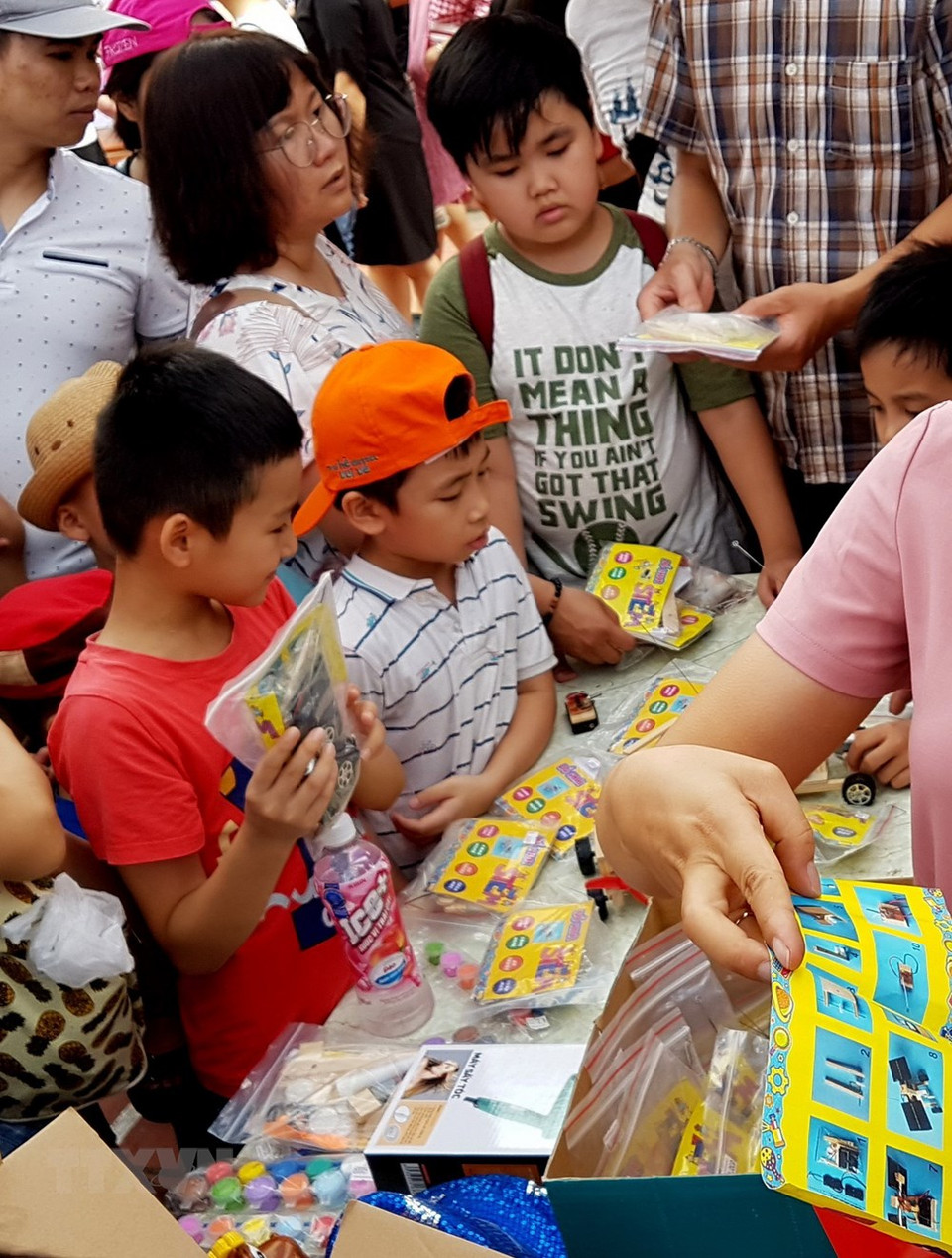  Des enfants vietnamiens sont attirés par des jouets. 