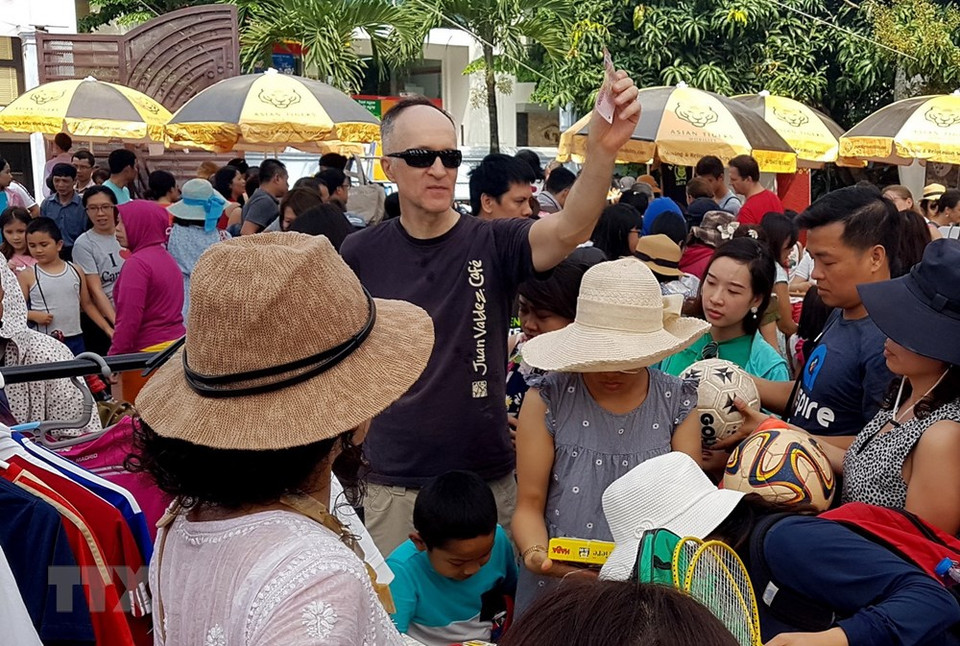  Le père aide son fils à vendre des biens et collecter de l'argent.