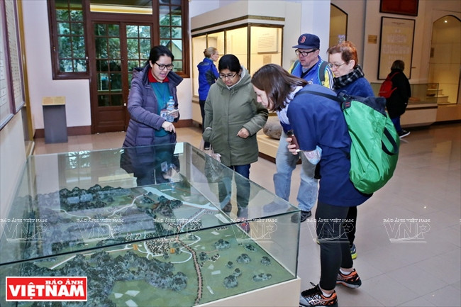  Lê Vu Hà Chi présente l’histoire de l’ancienne capitale Hoa Lu (Ninh Binh).