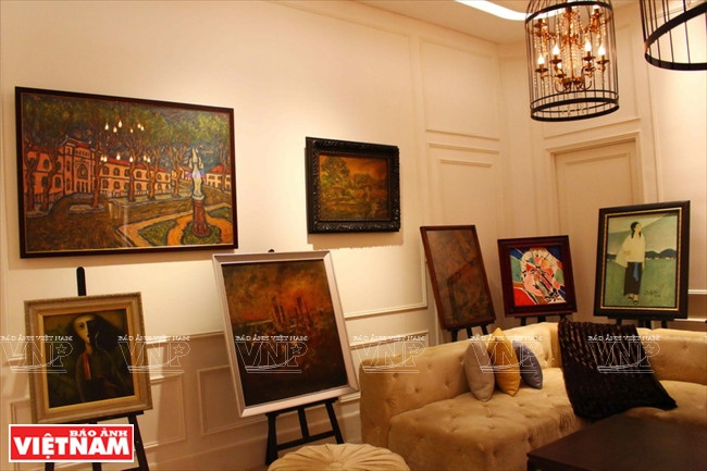 Elle a présenté de nombreuses peintures d’artistes du Sud bien connus avant 1975.