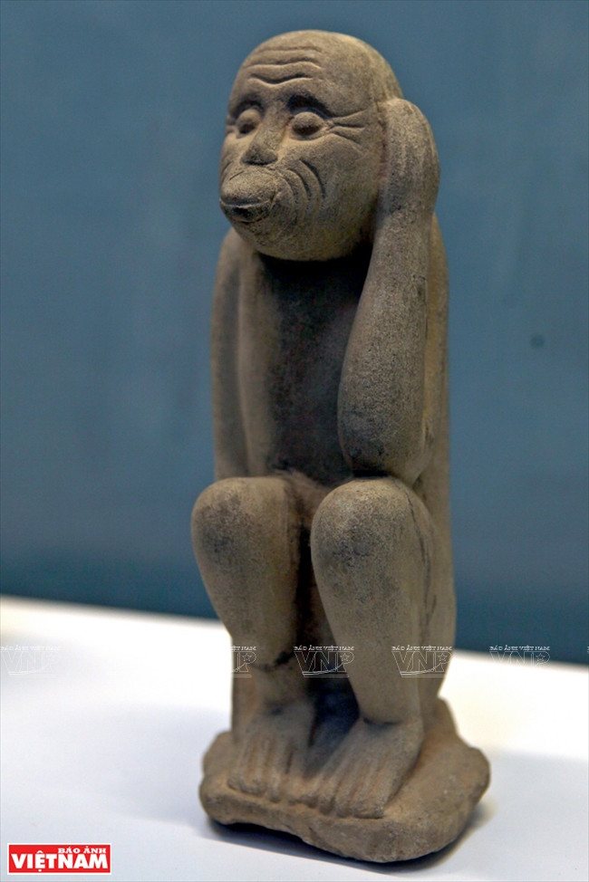 Statue de singe en pierre dans les «trois non» (Dynastie des Ly du XIe au XIIIe siècle).