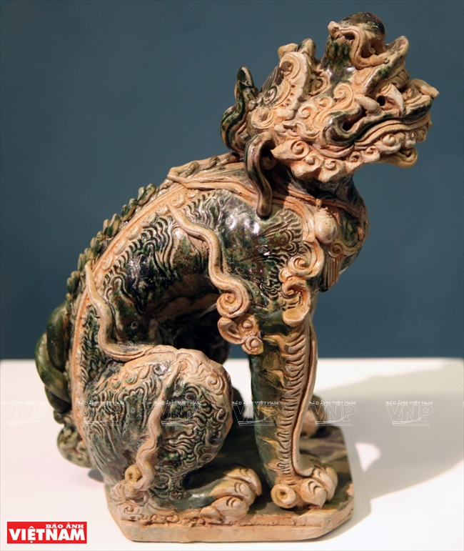 Statues de lion sous le règne de Lê Trung Hung (XVIIe siècle), une créature mythique dans la culture du Vietnam, souvent utilisée comme une mascotte devant l’entrée des pagodes et des temples.