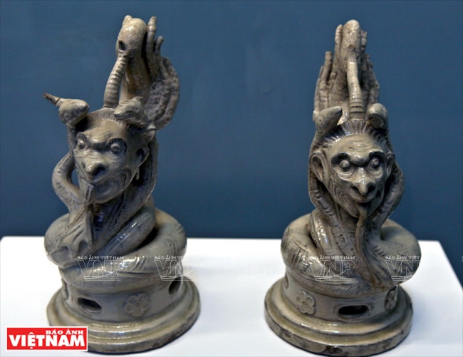 Paire de statues de serpent à tête humaine en céramique blanche de la dynastie des Nguyên (​XIXe-XXe siècle).