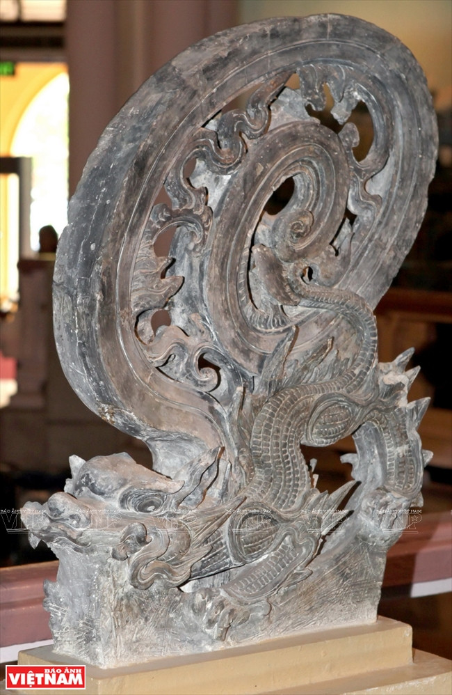 Statue de dragon en terre cuite sous le règne de Lê Trung Hung (XVIIe siècle).