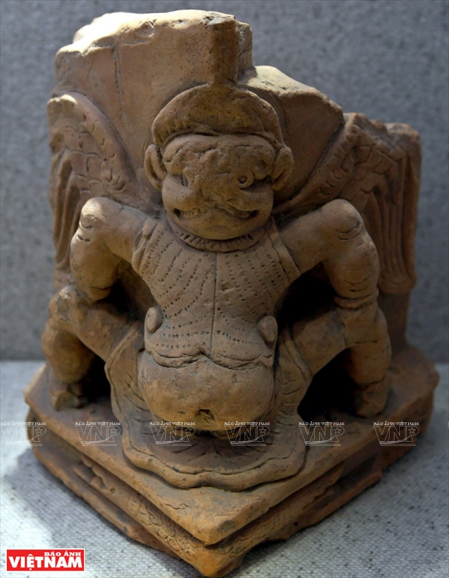 Oiseau Garuda sur des morceaux de terre cuite de la dynastie des Ly (XI- XIIIe siècle).