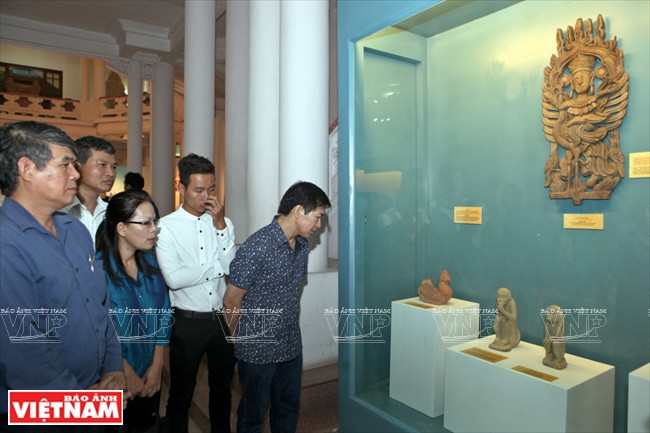 L'exposition présente une centaine d’artefacts, divisés en 27 types de mascottes. Elle donne aux visiteurs beaucoup d'informations sur les origines, le rôle et la fonction des mascottes traditionnellement utilisées dans la vie culturelle au Vietnam.