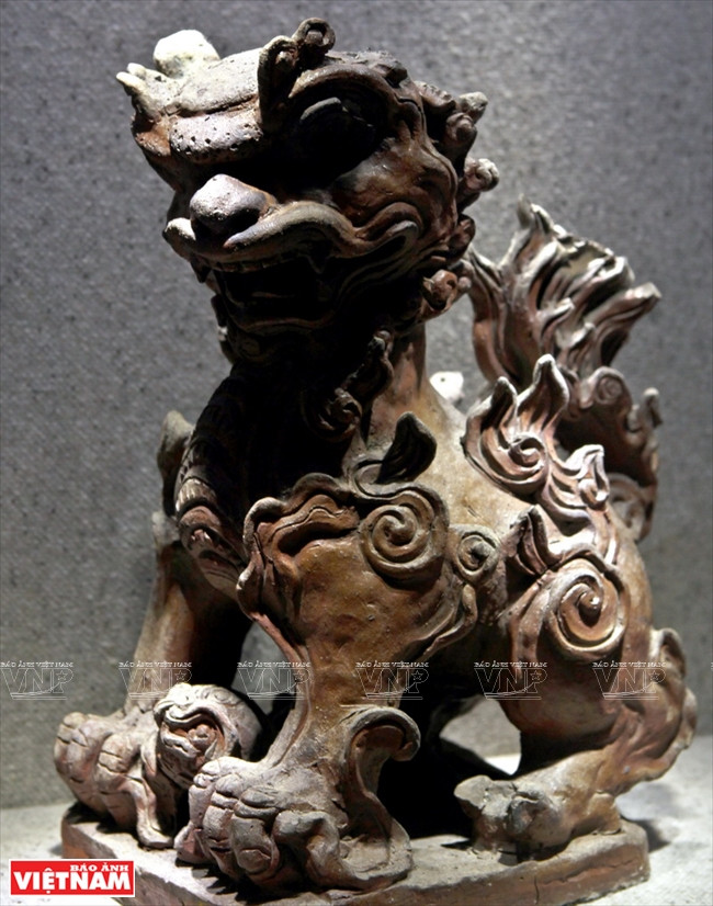 Statues de lions (souvent appelé Nghê ou Lân) en faïence (XVIIIe-XIXe siècle), souvent sur deux socles ou piliers devant l’entrée des ouvrages anciens dans une fonction de défense, de gardiennage.