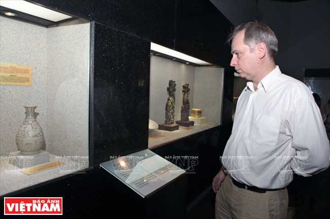 Dans l’art plastique vietnamien, les mascottes ​relèvent de beaucoup de genres. Chaque mascotte, dans son processus de formation et de développement, montre une identité en cohérence avec les traditions culturelles, portant à la fois les caractéristiques et le style de chaque période.